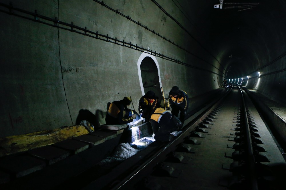 甘肃铁路运营隧道病害现状